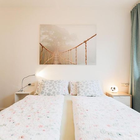 Apartment White Room Μπρεσανόνε Εξωτερικό φωτογραφία